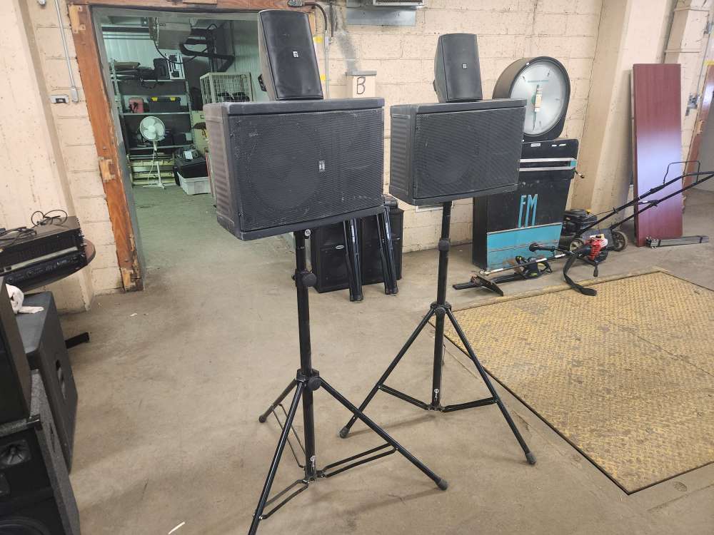 Speaker and tripod set