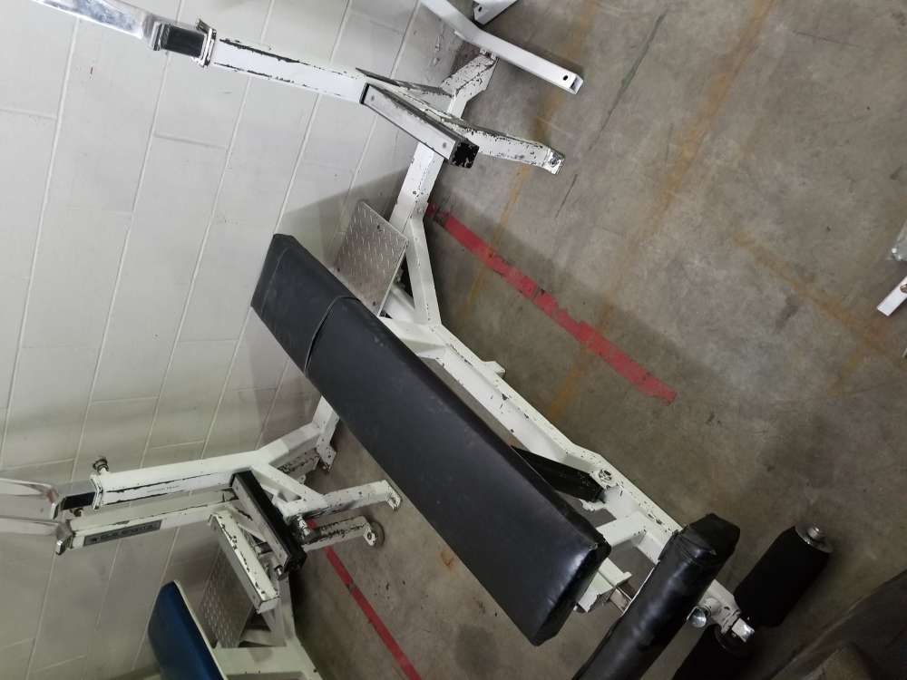 Flat seat for bench press