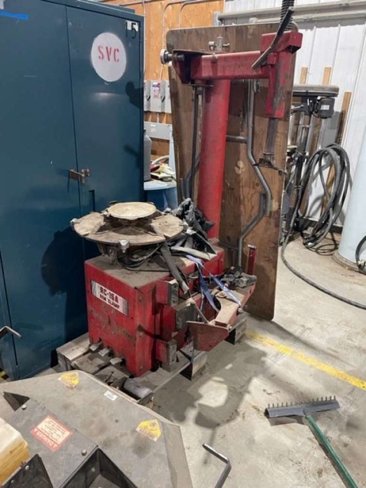 Machine for changing tires